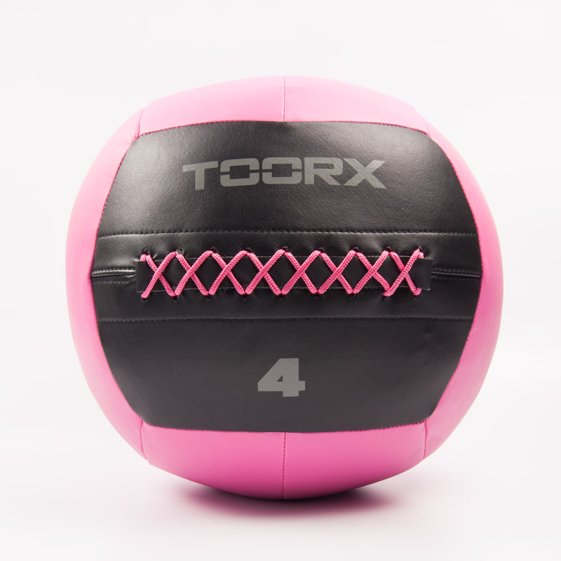 Billede af en pink wall ball på 4 kg fra TOORX